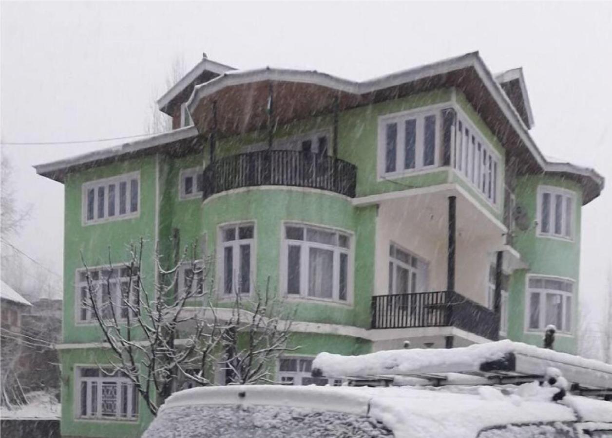 Calm Holiday Inn Srīnagar Exterior foto